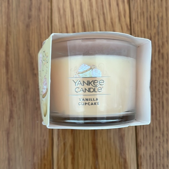 NWT Yankee Candle Vanilla Cupcake Mini Scented Candle - Picture 7 of 9